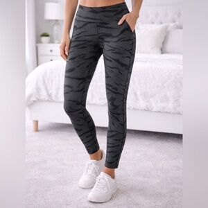 Athleta Salutation Stash Pocket II 7/8 Tight Small Black Gray Camo Leggings